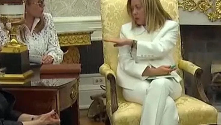 Meloni nello Studio Ovale con Trump interrompe la traduttrice: 
