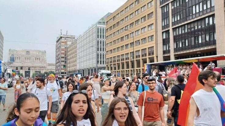 Il popolo del Pride invade le strade di Milano: già arrivati in migliaia per il raduno in via Vittor Pisani