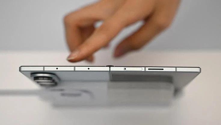 Samsung, il tri-fold arriverà entro il 2025: “Nell’era dell’IA gli smartphone saranno centrali”