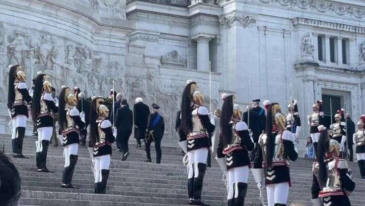 Giornata dell'Unità nazionale, Mattarella depone una corona d'alloro all'Altare della Patria