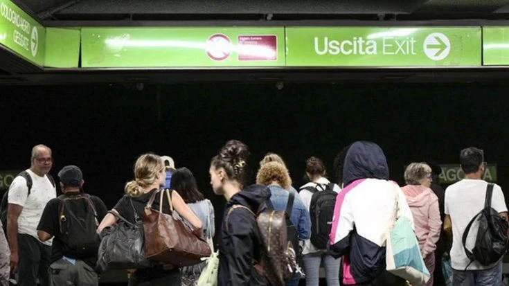 Ubriaco, aggredisce due addetti alla sicurezza di Atm in Centrale: arrestato uomo di 32 anni