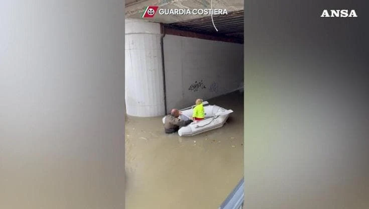 Nubifragio a San Benedetto del Tronto: i cittadini salvati in gommone dalla guardia costiera