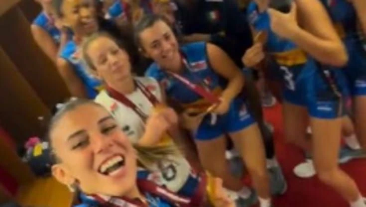 La azzurre mondiali del volley festeggiano nello spogliatoio cantando 