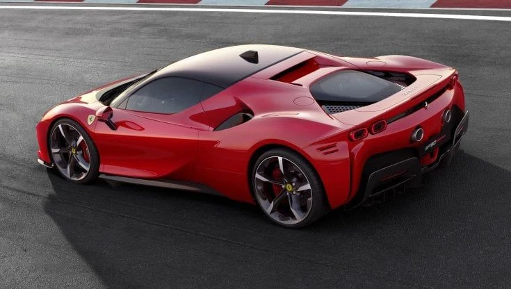 In pista con la SF90, la Ferrari ibrida da 1000 Cv