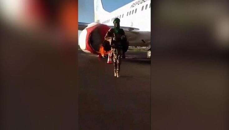 Mali, i jihadisti attaccano l'aeroporto della capitale Bamako e fanno saltare il motore di un aereo