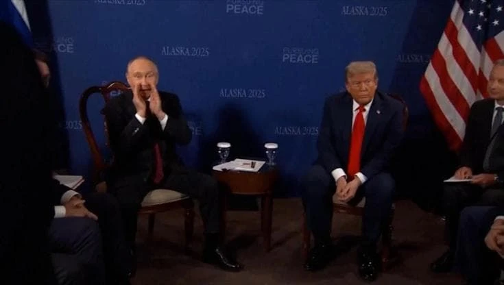 Alaska, Putin preso d'assalto dai giornalisti: 