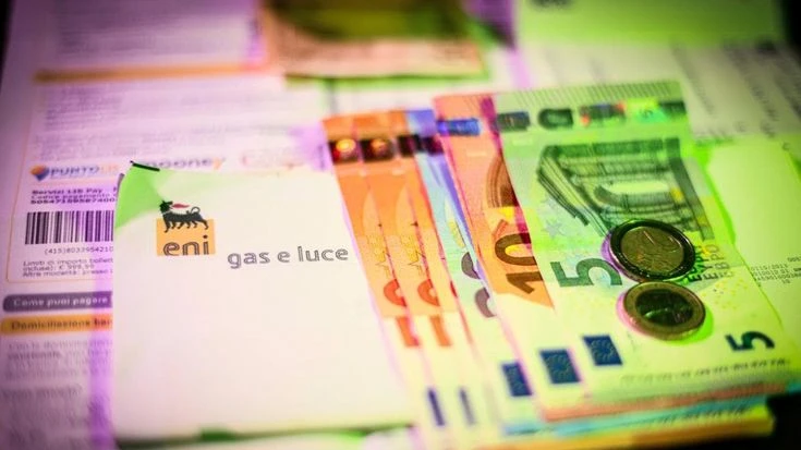 Bollette, in Italia un anno di luce costa 180 euro in più che nel resto d’Europa