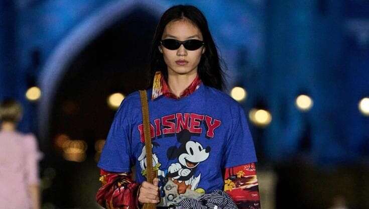 Alla fashion week di Parigi sfila una T-shirt vintage di Topolino: un utente denuncia “l’hanno comprata da me su Vinted”