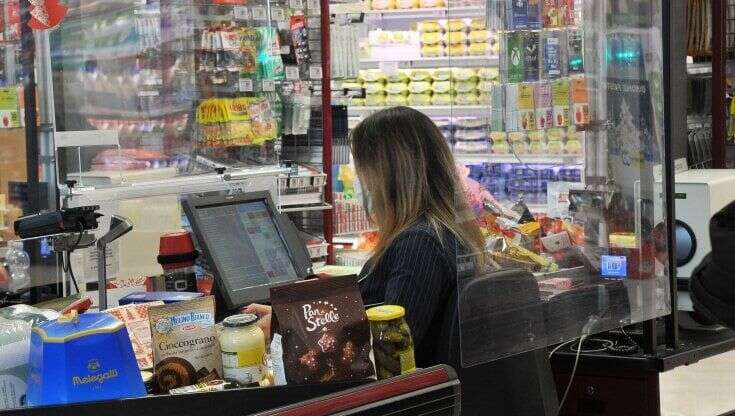 Infastidita da uno sguardo di troppo del marito, sbatte la testa della cassiera contro il monitor: condannata