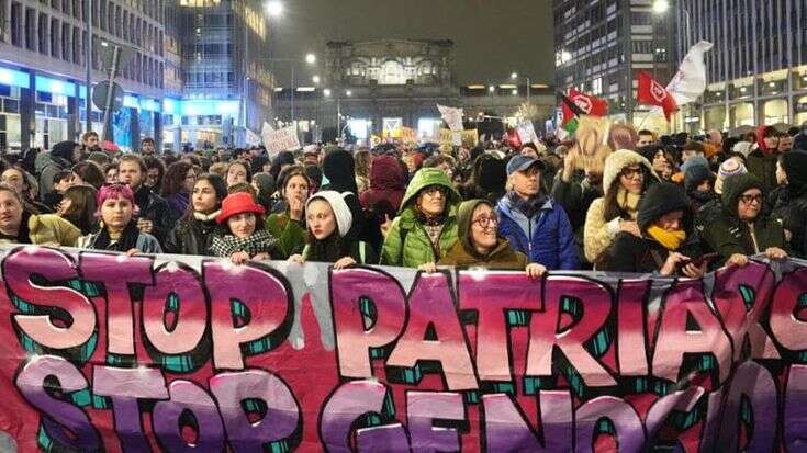 In tremila fino a piazza Fontana, musica e slogan “contro la violenza domestica, di strada, istituzionale, economica, fisica, psicologica”