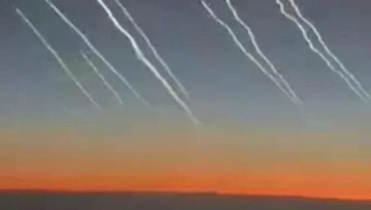 Le scie dei missili lanciati dall'Iran su Israele ripresi da un volo di linea