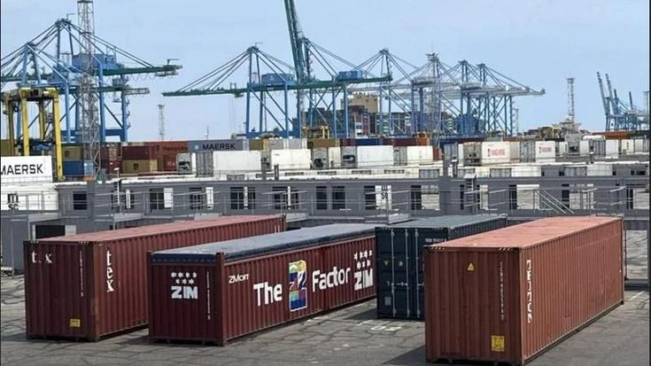 Marsiglia, i portuali rifiutano di caricare armi sulla nave israeliana: boicottaggio anche a Genova
