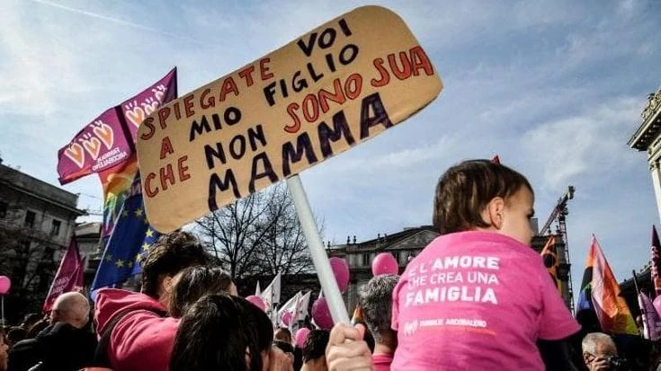 La madre intenzionale in una coppia di donne ha diritto al congedo di paternità