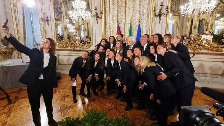 Mattarella alle azzurre della Nazionale di calcio: “Avete scritto una bellissima pagina di sport”