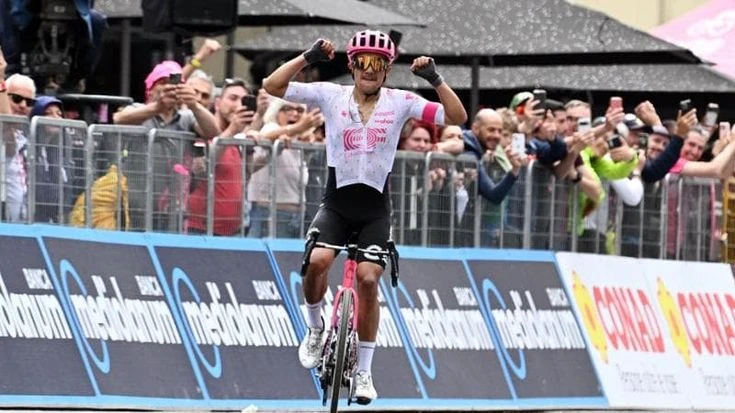 Giro, Carapaz vince a Castelnovo ne’ Monti, Del Toro prende l’abbuono e resta in rosa. Bene Tiberi