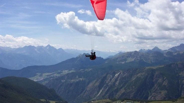 Cade con il parapendio durante l’atterraggio, grave un uomo nel Bresciano