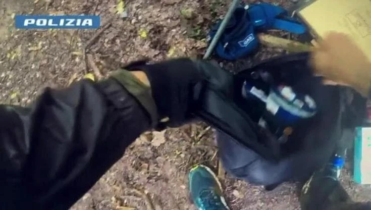 Blitz della polizia dei boschi dello spaccio nel Comasco, tre arrestati: l'inseguimento fino al covo