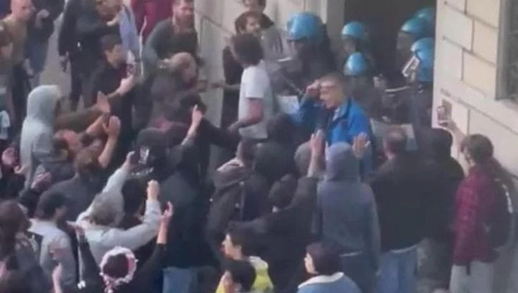 Commemorazione fascista a Lecco, anarchici tentano di entrare in Comune: le immagini degli scontri