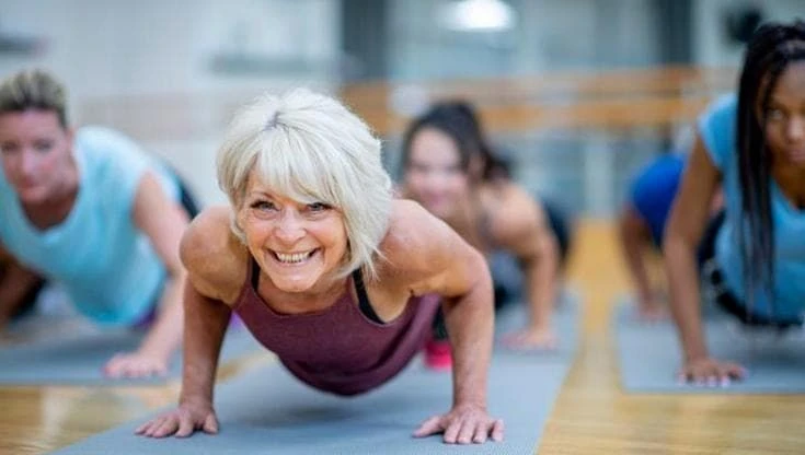 Muscoli più forti: il segreto per invecchiare in salute. Gli esercizi da fare a casa