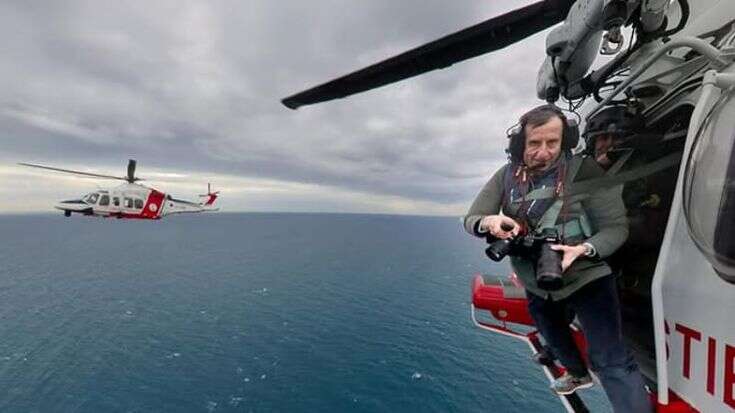 Il fotografo Massimo Sestini torna al lavoro: lo scatto sull’elicottero della Guardia Costiera