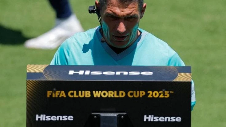 L’arbitro Kovacs spiega il Var al pubblico allo stadio: “Mi sentite? Gol annullato, era fallo”