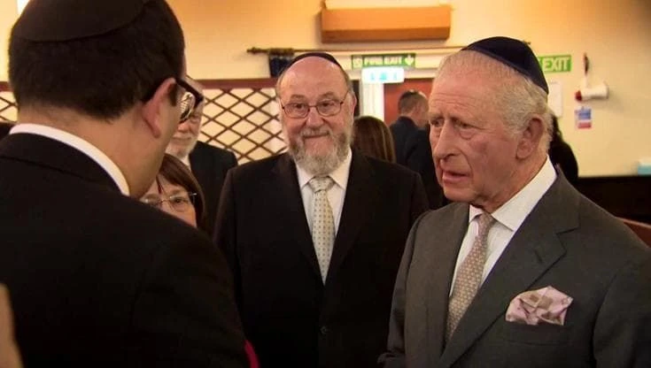 Re Carlo a Manchester: visita alla sinagoga dove due fedeli furono uccisi durante lo Yom Kippur