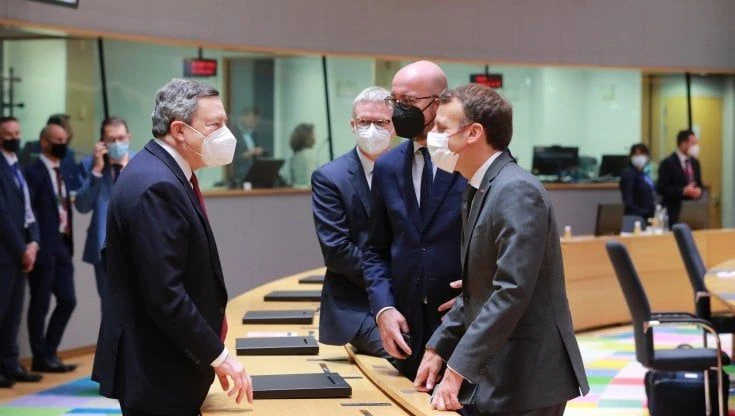 Variante Delta, Draghi: “Vaccini e tracciamento per contenerla”