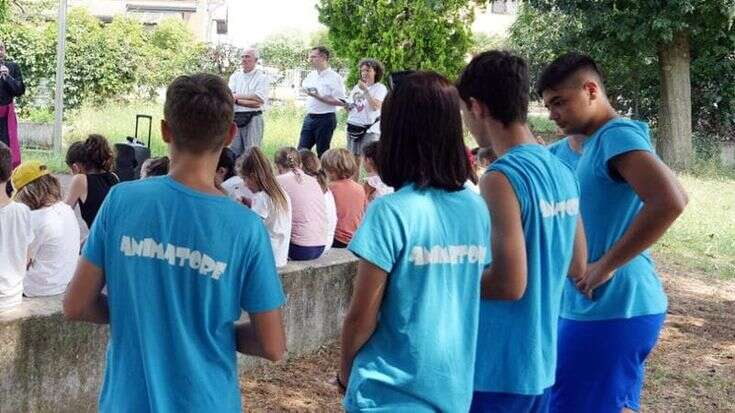 “Niente short, pancia scoperta e canotte per le ragazze, maglietta sempre per i ragazzi”: le regole del parroco di Soresina per gli animatori dell’oratorio