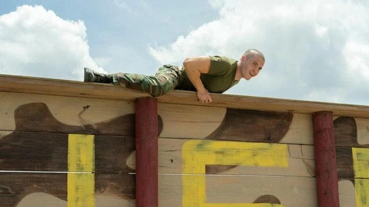“Boots” la serie sul marine gay che ha fatto arrabbiare il Pentagono ora rischia la cancellazione