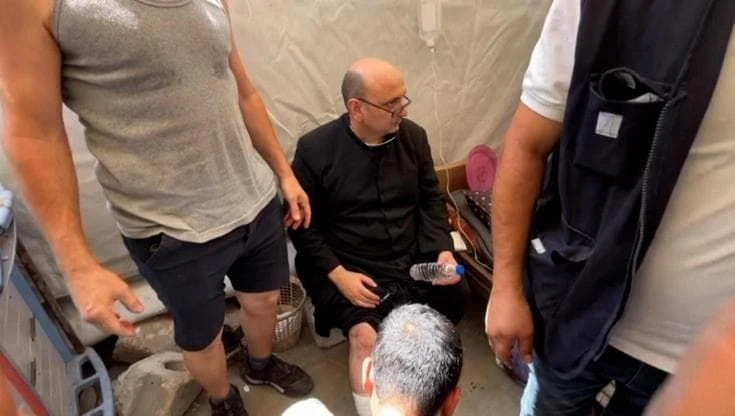 Padre Romanelli ferito alla gamba a Gaza, curato all’ospedale al-Ahli dopo il raid dell'Idf