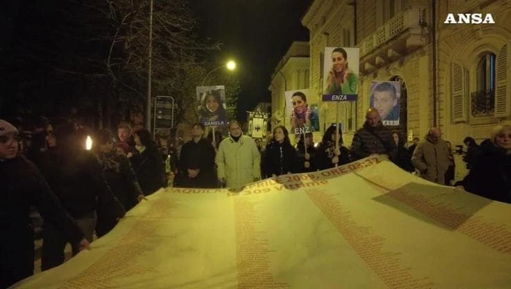 Terremoto in Abruzzo, a L'Aquila fiaccolata commemorativa per le vittime del 6 aprile 2009