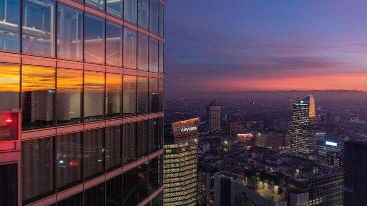 A Milano lo spettacolo del tramonto infuocato dal Belvedere di Palazzo Lombardia: 