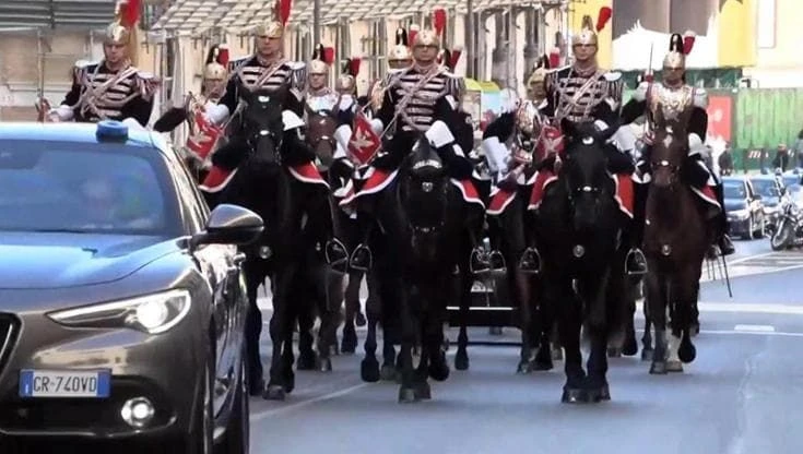 Mattarella riceve papa Leone: i corazzieri a cavallo scortano l'auto del pontefice al Quirinale