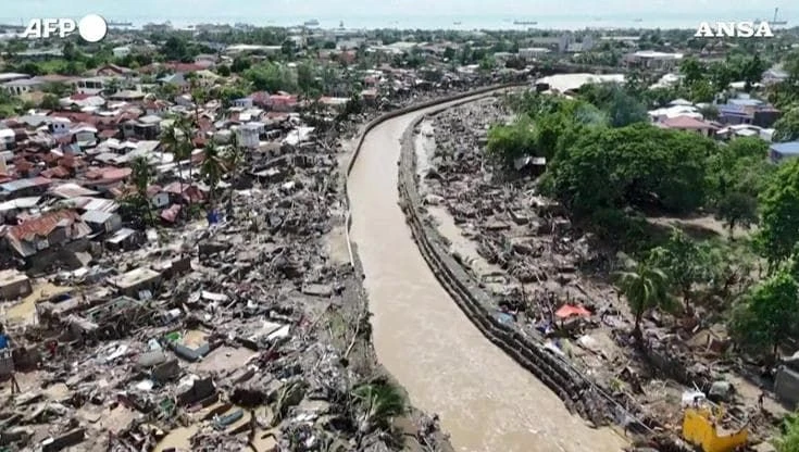 Filippine, il tifone Kalmaeg stravolge e inonda l'isola di Cebu: donne e bambini salvati dall'acqua
