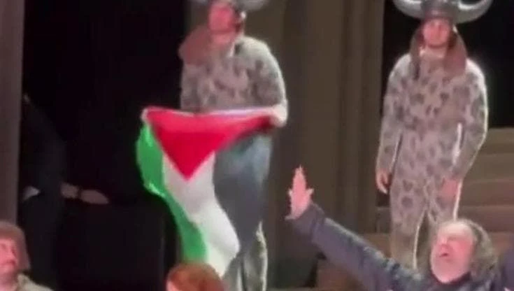 Londra, l'attore ai saluti espone la bandiera palestinese sul palco della Royal Opera House