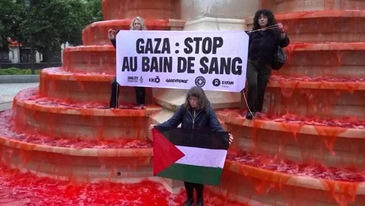 Parigi, attivisti pro-Pal colorano di rosso sangue una fontana: 