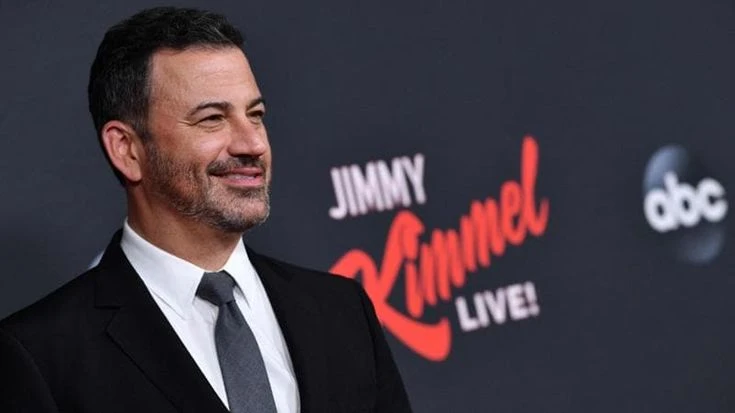 Gli artisti Usa difendono Jimmy Kimmel: “La pressione sui media evoca cupi ricordi degli anni 50”