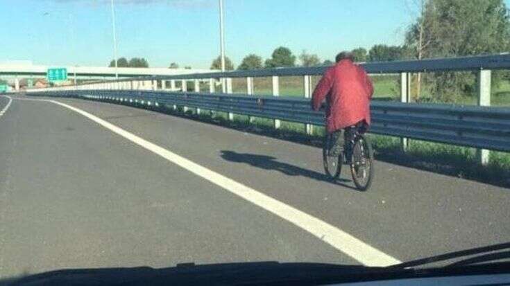 In bicicletta in autostrada sulla corsia di emergenza, l’avvistamento sulla A1 tra Lodi e Piacenza: ricercato il ciclista