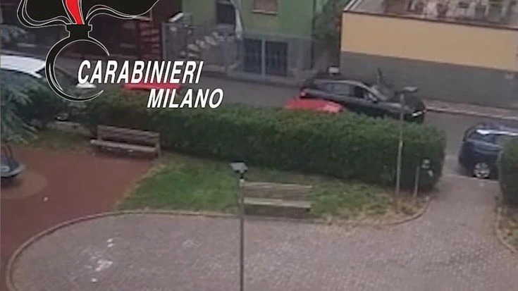 Obbliga l’ex a salire in auto, la picchia e la minaccia di morte: arrestato a Sesto San Giovanni