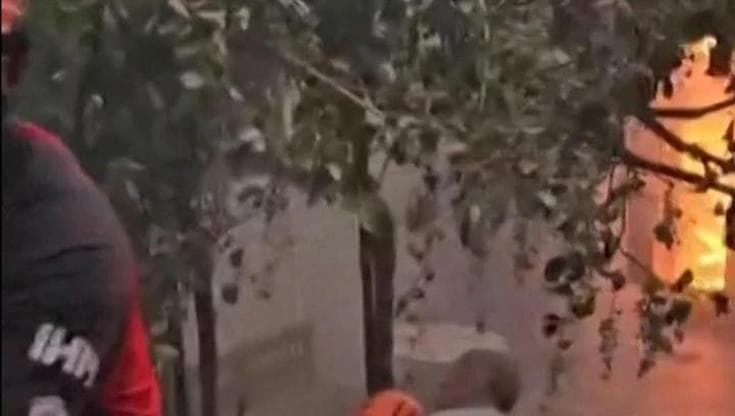 Turchia, incendio avvolge la casa di un anziano in sedia a rotelle: il salvataggio in extremis
