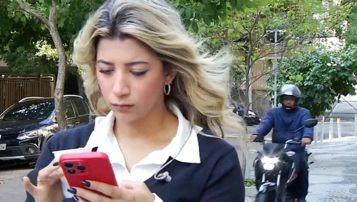 Rio de Janeiro, giornalista aggredita da un ladro in moto: la telecamera riprende tutto