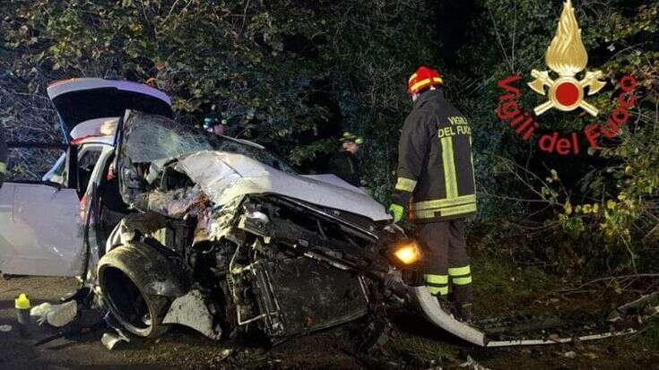 Carugo, l’auto con cinque ragazzi a bordo si schianta sulla Provinciale: morto un 15enne, gravissimi due suoi amici