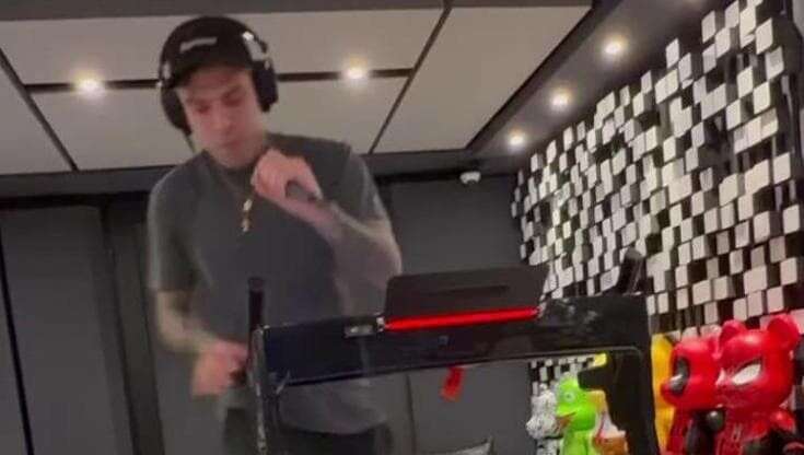 Fedez scivola sul tapis roulant durante le prove di 