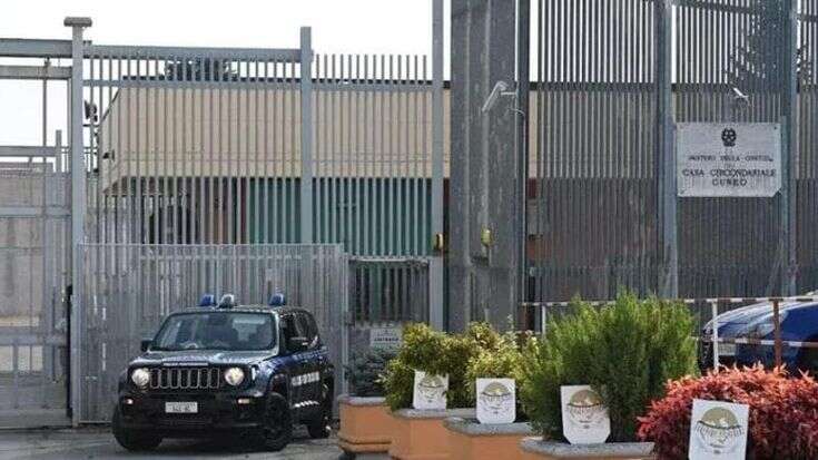 Scontri in carcere a Cuneo, detenuti lanciano olio bollente sugli agenti: due feriti