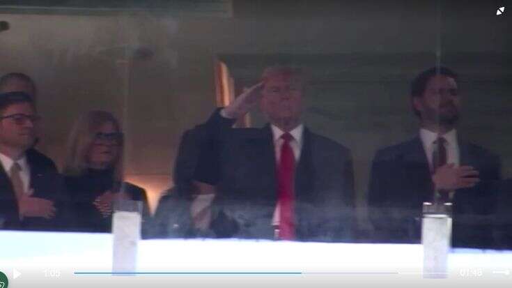 Trump in tribuna alla partita di football Esercito-Marina. Il saluto militare durante l'inno Usa