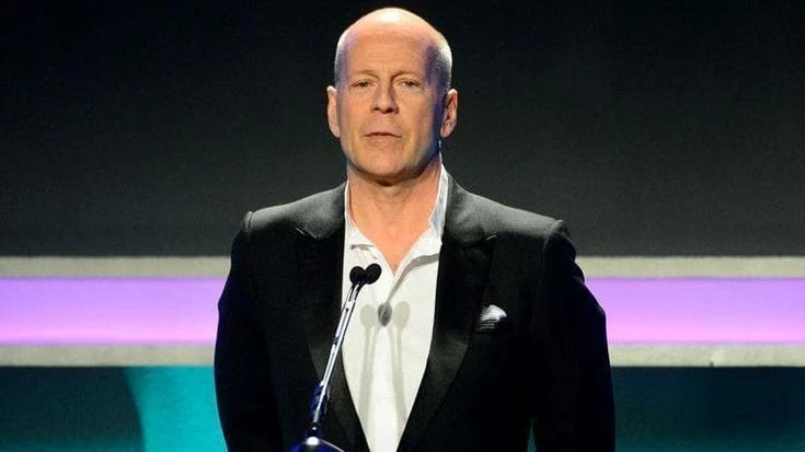 Bruce Willis non vive più con la famiglia, trasferito in una casa assistita per la sua malattia