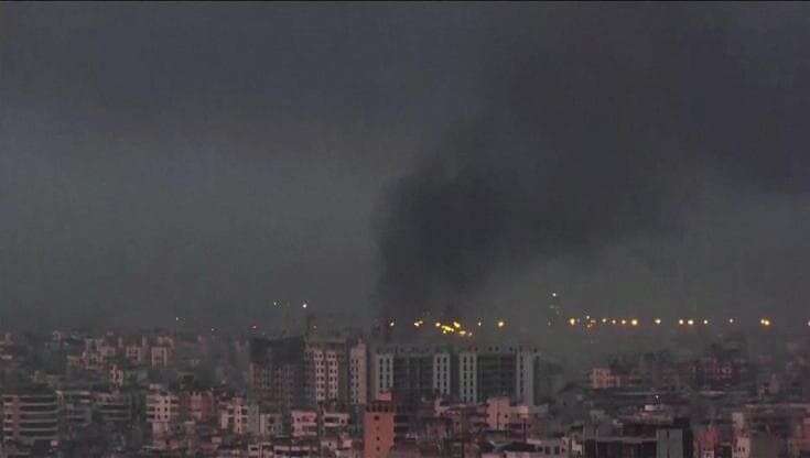 Medio Oriente, nuovo raid israeliano in Libano: un'alta colonna di fumo si alza nella zona sud di Beirut