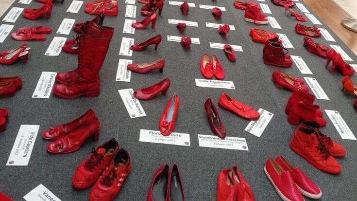 Scarpe rosse in mostra a Milano contro la violenza di genere: ogni paio ricorda una donna uccisa