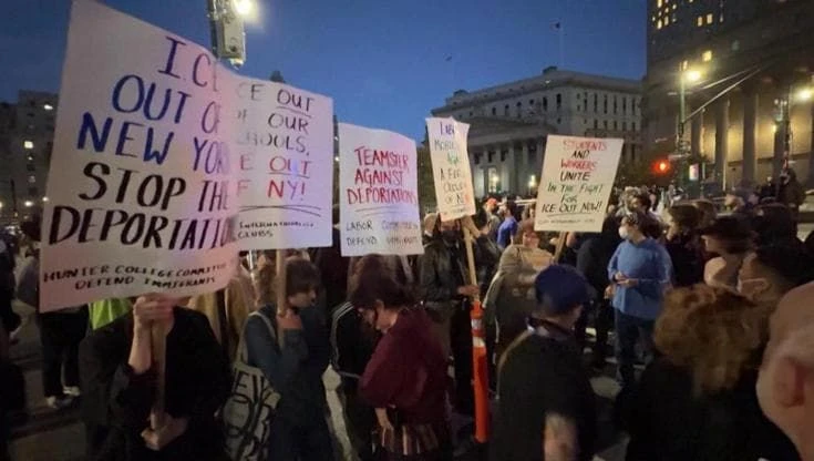 Tensione a Manhattan dopo i blitz dell'agenzia per l'immigrazione: 