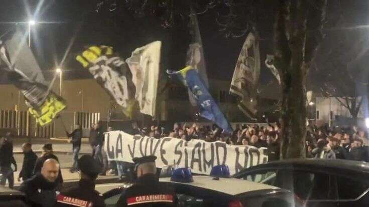 Juventus contestata dai tifosi: cori e striscioni fuori dall’hotel della squadra